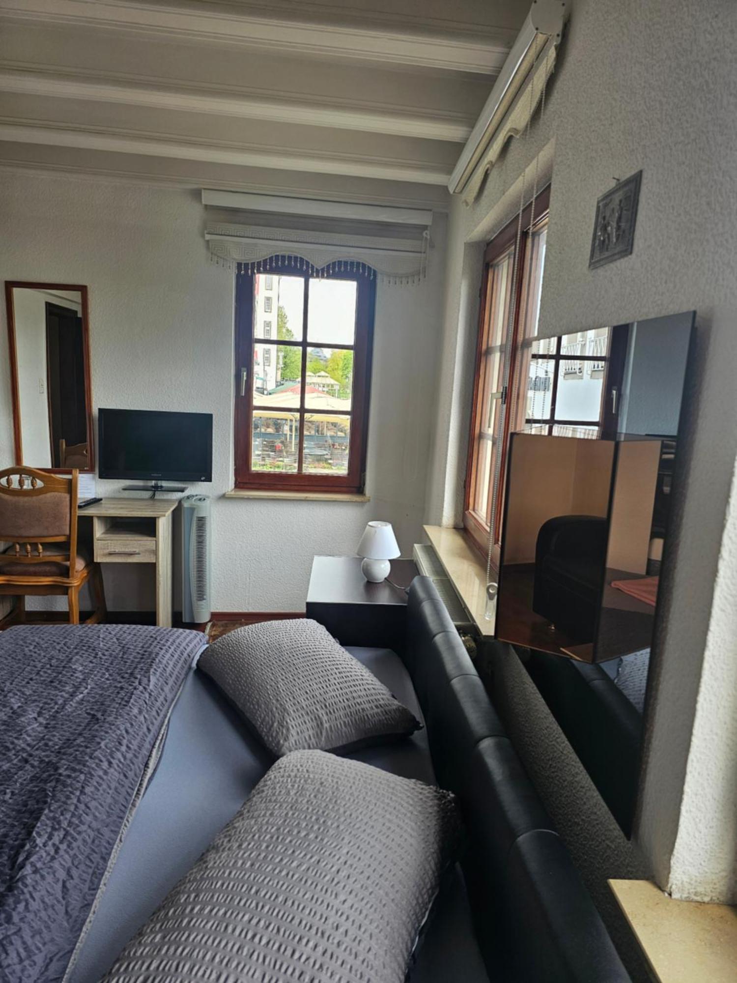 Haus Enteresan Aparthotel Кьолн Екстериор снимка