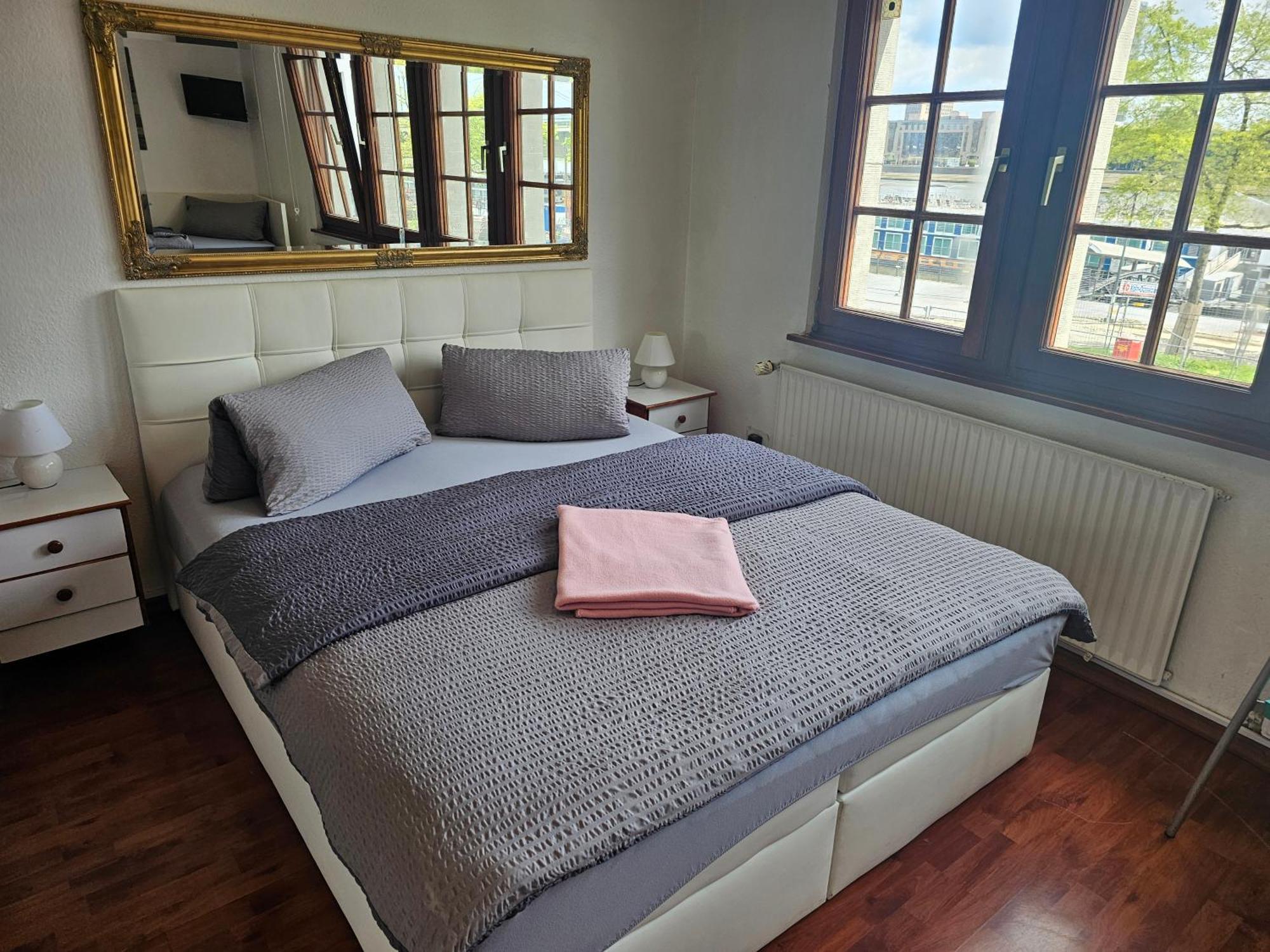 Haus Enteresan Aparthotel Кьолн Екстериор снимка