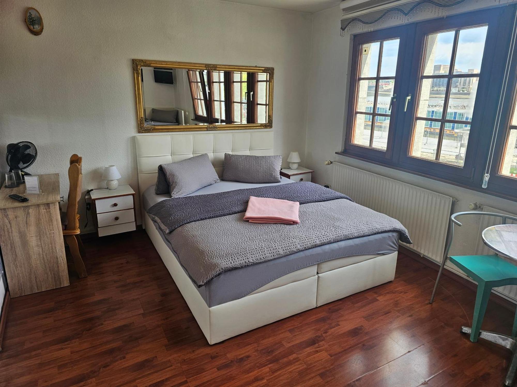 Haus Enteresan Aparthotel Кьолн Екстериор снимка