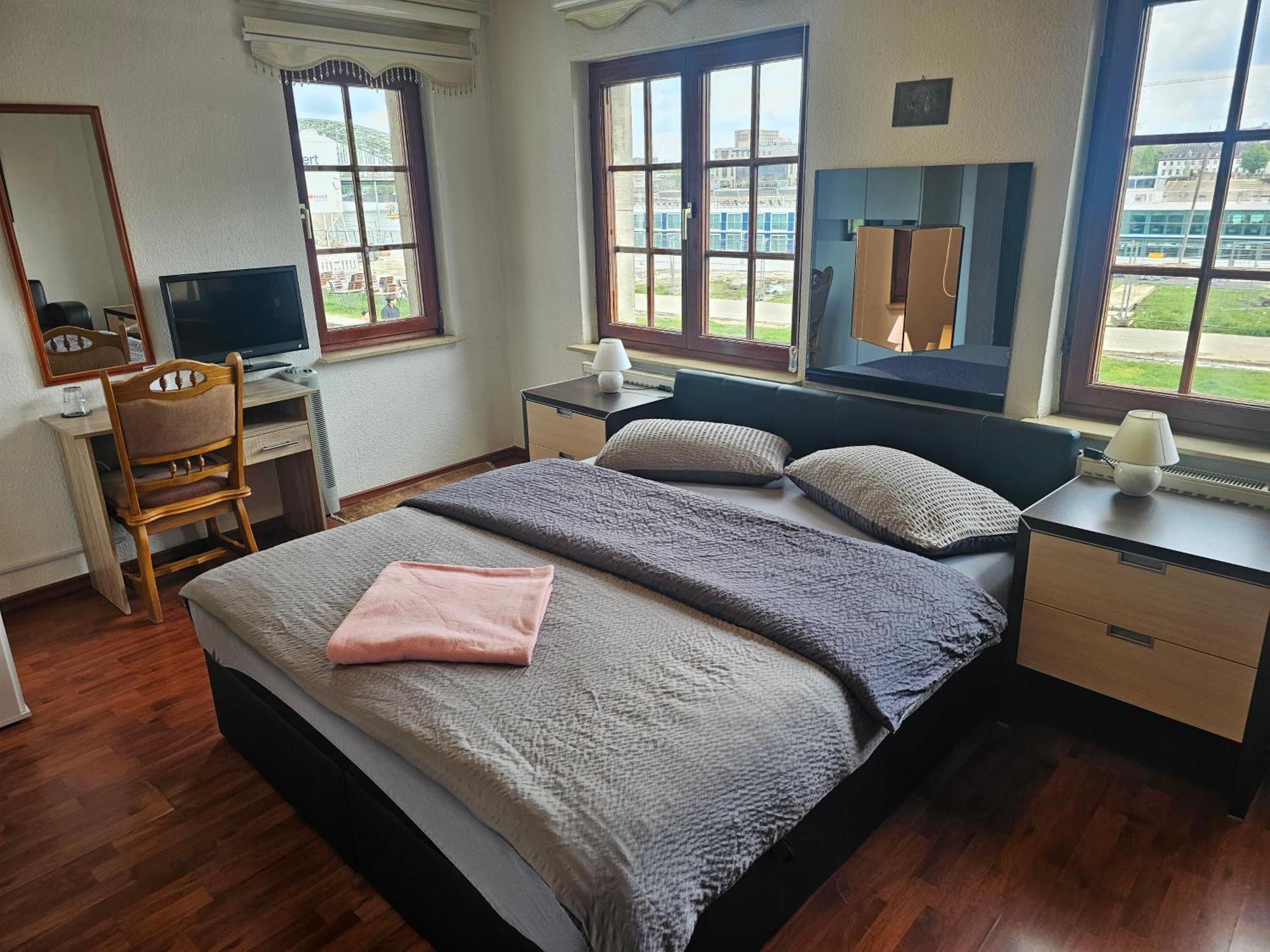 Haus Enteresan Aparthotel Кьолн Екстериор снимка